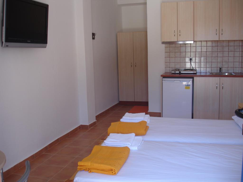 Lydia Mare Aparthotel Agios Kirykos  Exterior photo